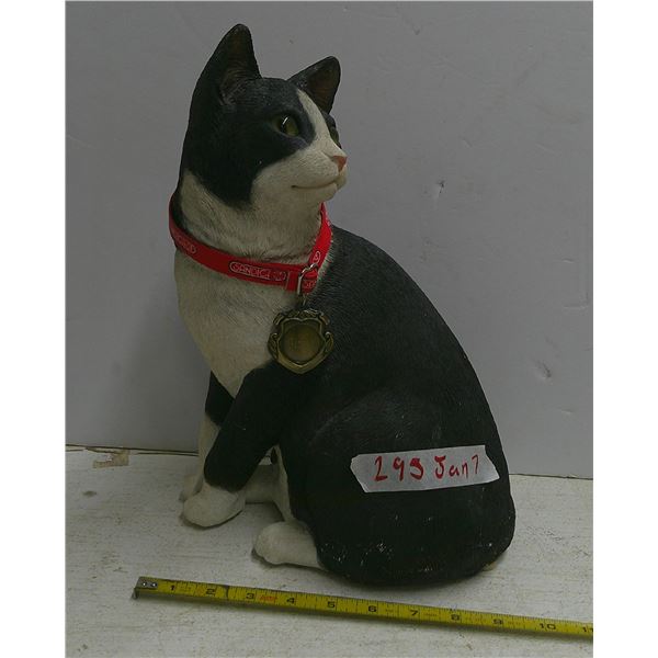 295: Sandicast black and white cat. Left ear broken, well glued.