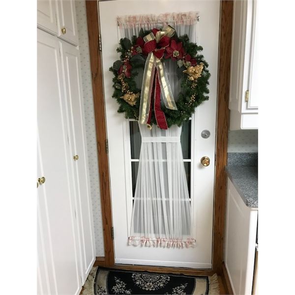 300: Large Christmas wreath with 2 identical pairs of gold-coloured cherubs. 24” (61.5 cm)