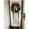 Image 1 : 300: Large Christmas wreath with 2 identical pairs of gold-coloured cherubs. 24” (61.5 cm)