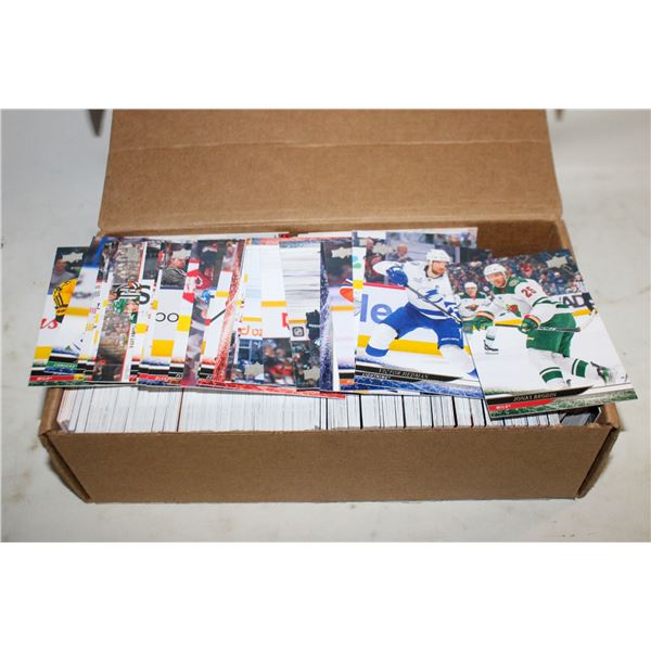 LOT OF 500+ HOCKEY CARDS - NHL BASE