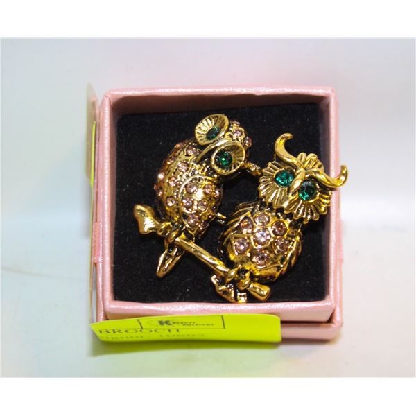 NEW GOLD TONE OWL BROOCH WITH AMBER