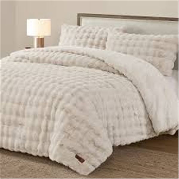 BRAND NEW FRYE 3PC KING FAUX FUR COMFORTER SET