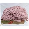 Image 1 : ESTATE HANDMADE CHUNKY KNITTED BLANKET