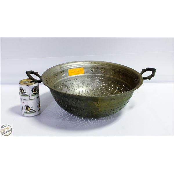 VINTAGE KITCHEN COLANDER