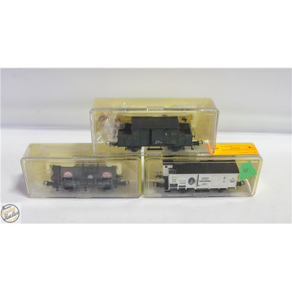 (21) TRIX TRAIN CARS LOT OF THREE