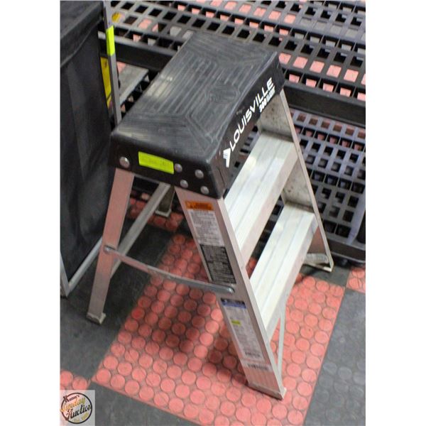 LOUISVILLE 300LB STEP LADDER