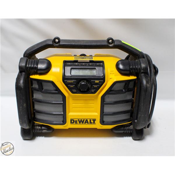 DEWALT WORK SITE CHARGER/RADIO MODEL DCR015