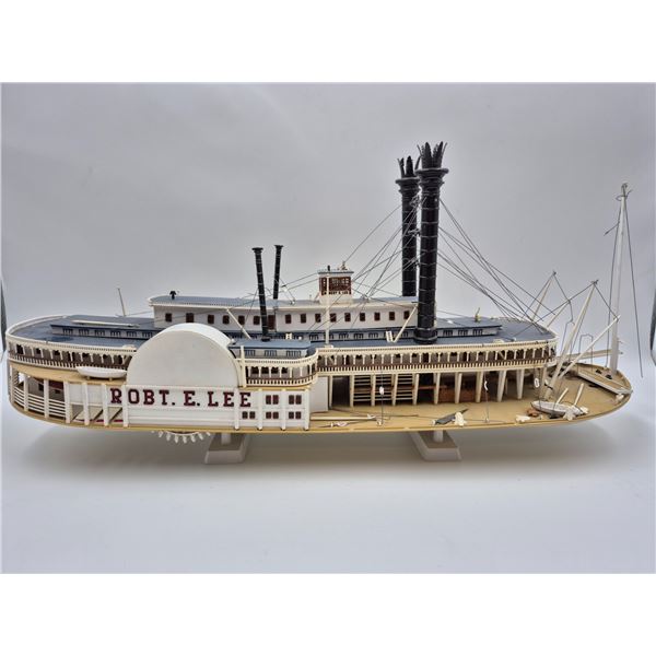 Vintage Robt. E. Lee Model Steamboat