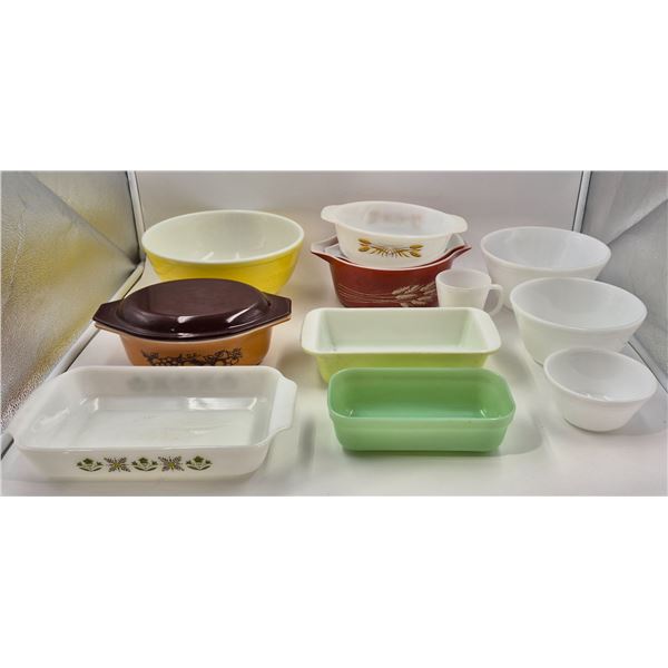Assorted Vintage Dishware: Pyrex & Fire King
