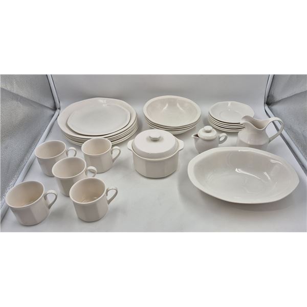 26x 1988 Royal Doulton "Tangent" Chinaware