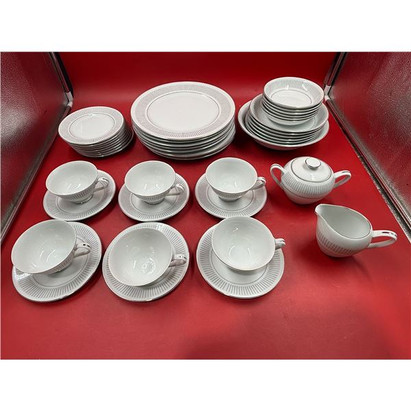 Vintage Yamaka Chinaware: Plates, Teacups/Saucers, Bowls, Sugar Bowl, & Creamer