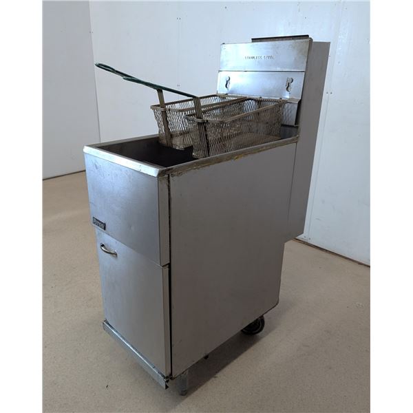 Pitco 40C+ 40lb Floor Tube Fired Gas Fryer - 9543/R5FL