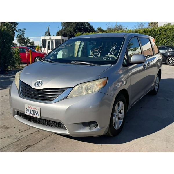 TOYT SIENNA 2012 O/S TITLE 2 DAYS