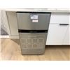 Image 3 : 4-DRAWER 16-DOOR CABINETRY SYSTEM WITH LED LIGHTS &