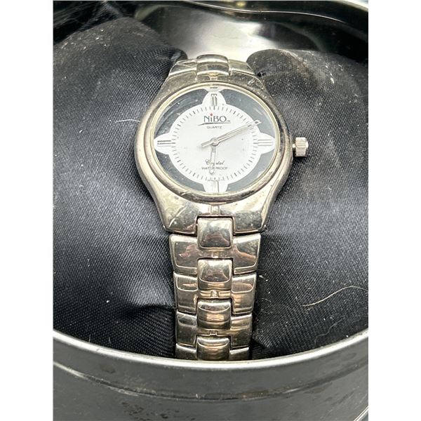 Nibo Quartz Watch with Metal Bracelet and Waterproof Design