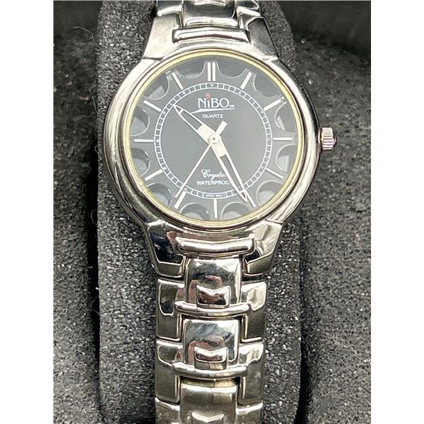 NiBO Quartz Analog Wristwatch with Metal Bracelet