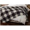 Image 1 : Life Comfort Checkered Pattern Queen Size Blanket