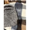 Image 4 : Life Comfort Checkered Pattern Queen Size Blanket