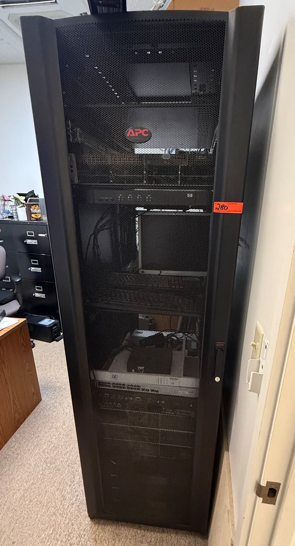 APC NetShelter Server Rack w/ Servers, Keyboard/Mouse Tray & Monitor ...