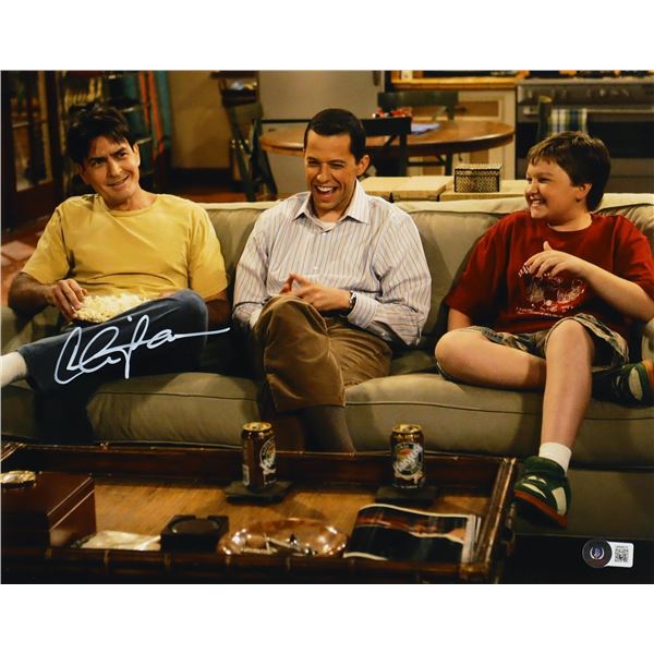 CHARLIE SHEEN SIGNED TWO AND A HALF MEN 8X10 - BECKETT COA
