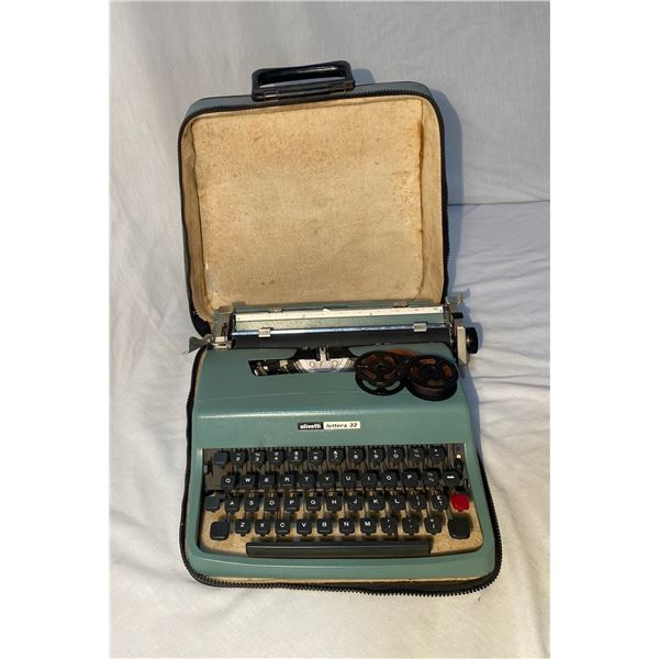 Olivetti Lettera 32 Typewriter with case