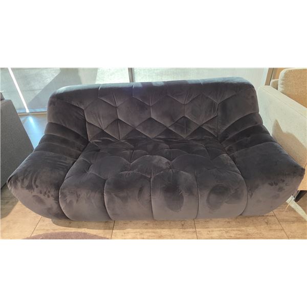 Sandy's - New Fabric Sofa - RV: $2225 CAD - H30" x W67" x 39"