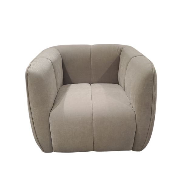 Sandy's - New Fabric Chair - RV: $1110 CAD - H26" x W34" x 33"