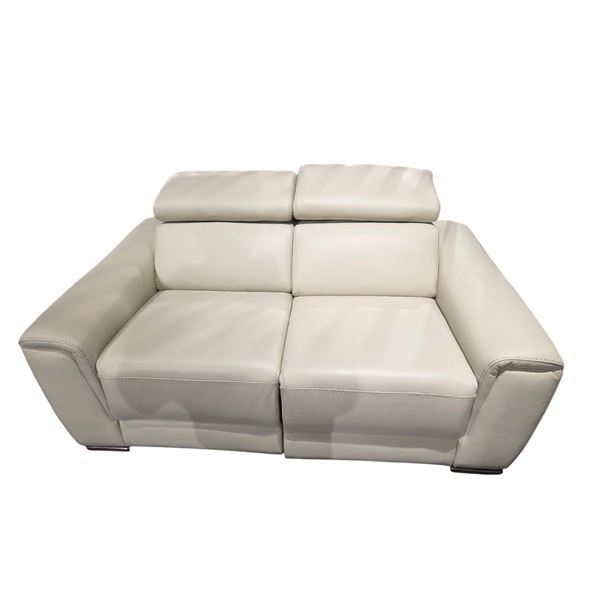 Sandy's - New Motion Loveseat Leather - RV: $4400 CAD - Made in Italy - H33" x W68" x D39"