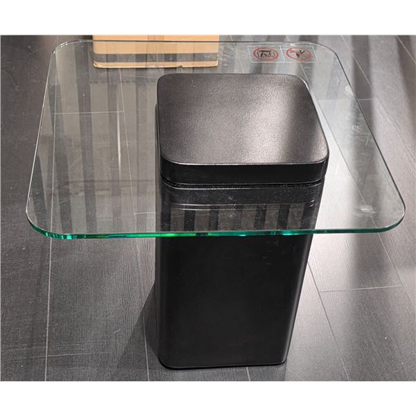 Sandy's - New End Table - RV: $780 CAD - H19.5" x 21.5" x 21.5"