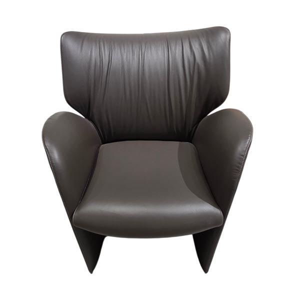 Natuzzi - New BEAT Leather Chair - RV: $3900 CAD - Made in Italy - H33" x W25" x D20"