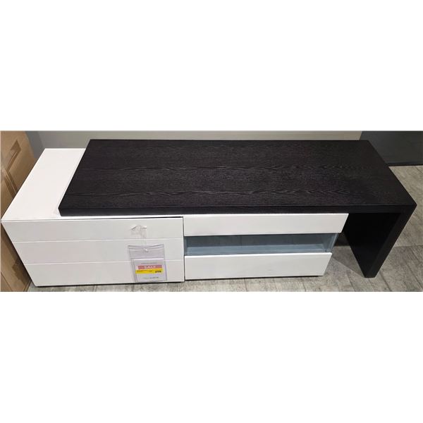 Sandy's - BNIB Phantom Media Chest - RV: $2685 CAD - H18" x W47" x 15.5"