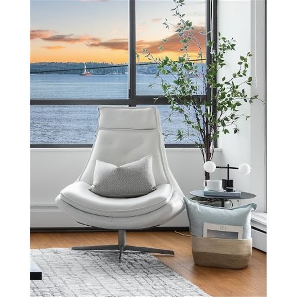 Grand White Leather Swivel Chair - RV: $2900