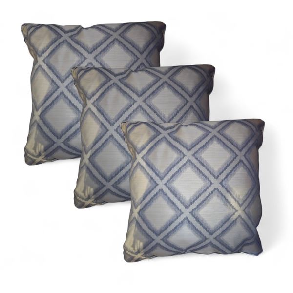 Shelf - x3 Throw Pillos