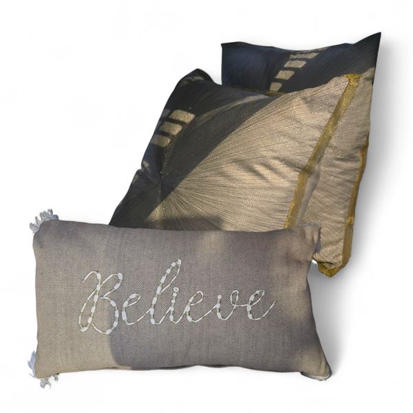 Shelf - x3 Throw Pillos