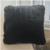 Image 3 : Shelf - x4 Fuzzy Black Throw Pillows