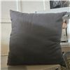 Image 4 : Shelf - x5 Throw Pillows - Dark Grey & White/Silver