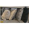 Image 2 : Shelf - x4 Throw Pillows - White / Beige Textured, Charcoal & Blue / White Greco Design