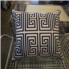 Image 4 : Shelf - x4 Throw Pillows - White / Beige Textured, Charcoal & Blue / White Greco Design