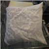 Image 3 : Shelf - x3 Throw Pillows - Venetian Design