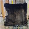 Image 3 : Shelf - x3 Black Fuzzy Throw Pillows