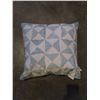 Image 2 : Shelf - x4 Throw Pillows w/ Triangle Design