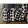 Image 2 : Shelf - x4 Black & white Checkered Throw Pillows