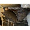 Image 3 : 2 Shelves - Throw Pillows (x3) Grey, (x2) Charcoal, Yellow/Beige + Bedding