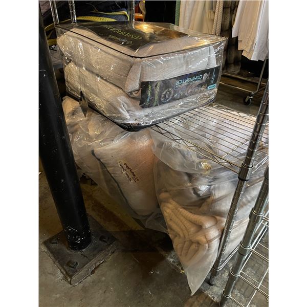 2 Shelves - Throw Pillows & Bedding