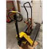 Image 2 : 2 pc - Pallet Jack & 2 Way Dolly
