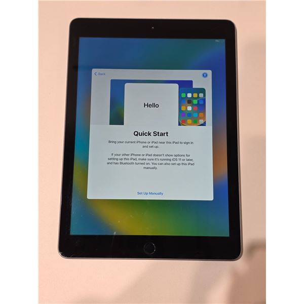 Apple iPad (Model A1822 - works/powers on)