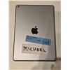 Image 2 : Apple iPad (Model A1822 - works/powers on)