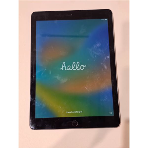 Apple iPad (Model A1822 - works/powers on)
