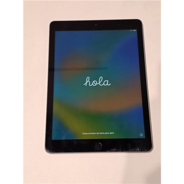 Apple iPad (Model A1822 - works/powers on)