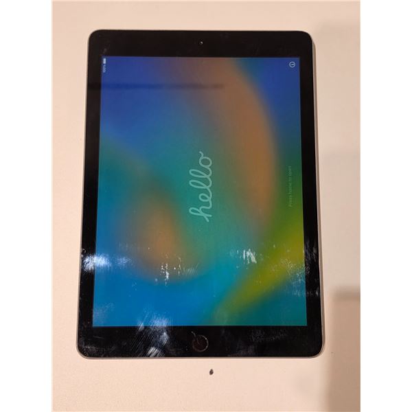 Apple iPad (Model A1822 - works/powers on)